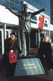 Picture of the Elvis Costello and his mum by the Shankly statue